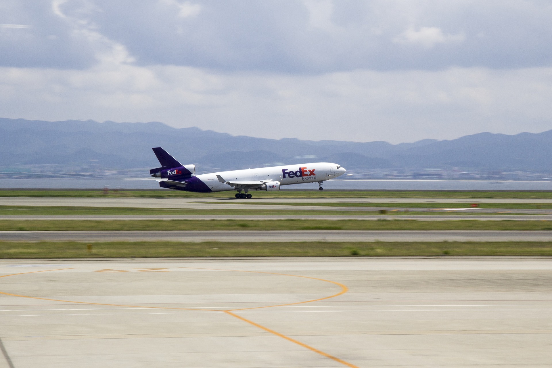 Fedex порывает с Amazon: компания не продлила контракт на срочные авиаперевозки